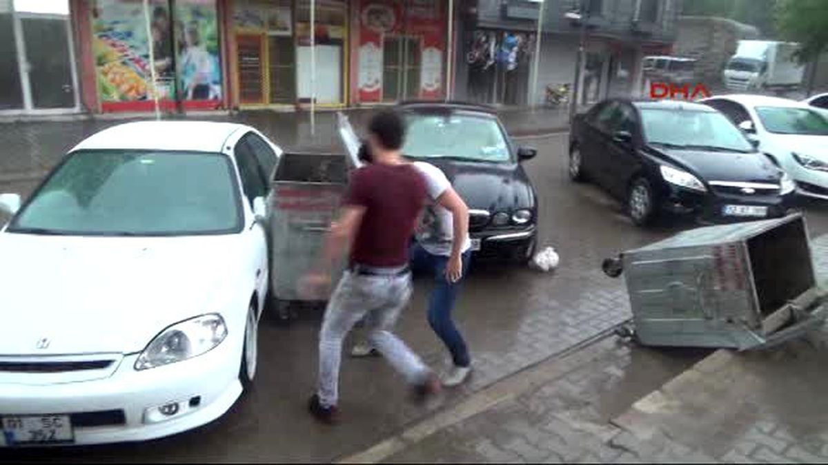 Siverek?te Şiddetli Fırtına Çatıları Uçurdu