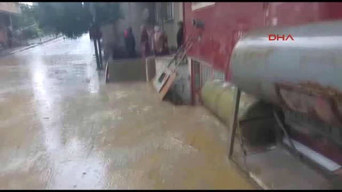 Sultangazi\'de Evleri Su Bastı