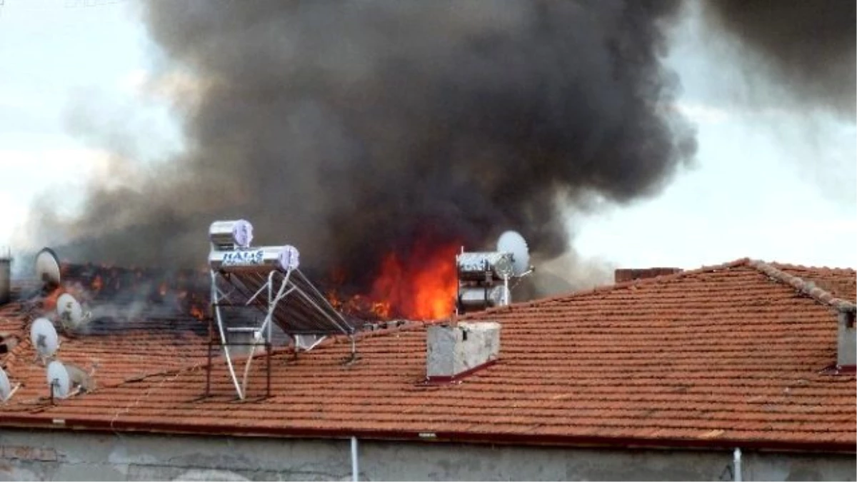 Turhal\'da 5 Katlı Binanın Çatısı Alev Alev Yandı
