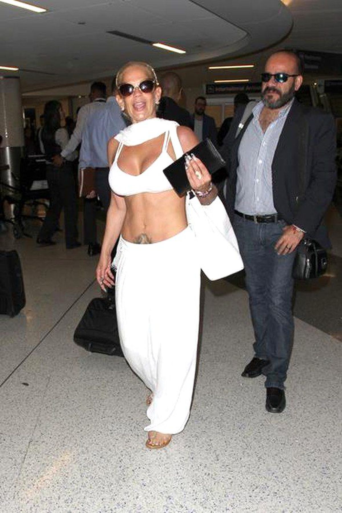 Ünlü Oyuncu Havaalanında Bikiniyle Görüntülendi