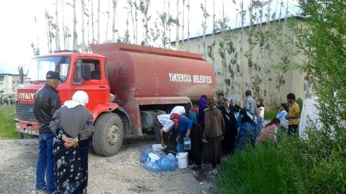 Yüksekova Belediyesi Suları Akmayan Vatandaşlara Su Dağıtıyor
