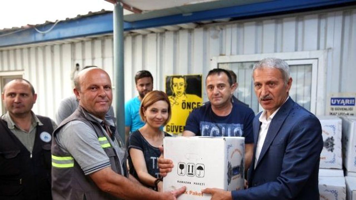 Adapazarı Belediyesi Personele Erzak Dağıttı