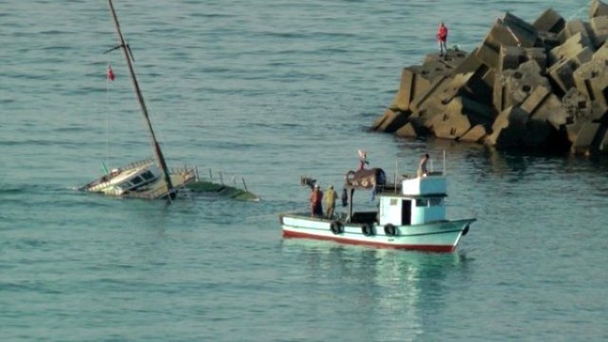 Akçakoca\'da Bakıma Alınan Gezi Teknesi Battı