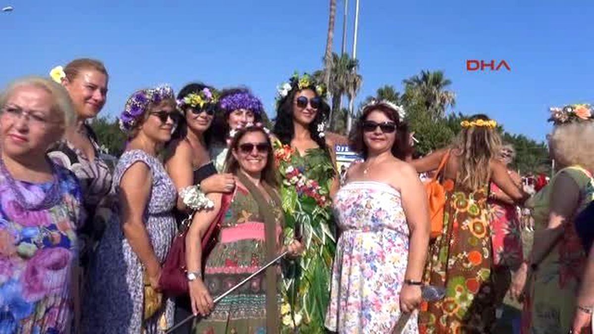 Antalya\'da Kadınlar Çiçek Açtı