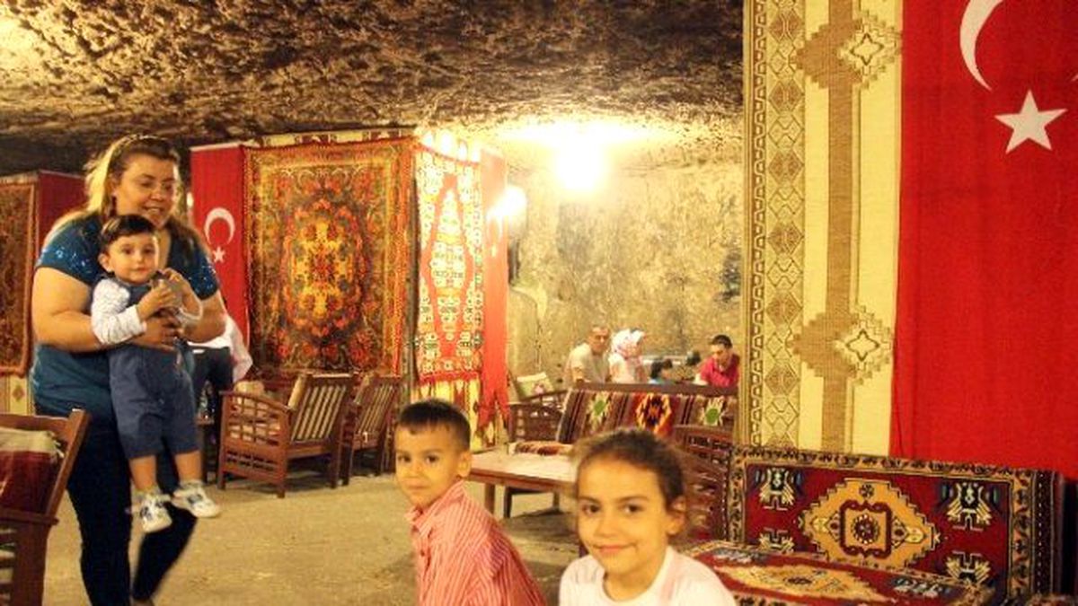 Artan Sıcaklardan Bunalanlar, Mağarada Serinliyor