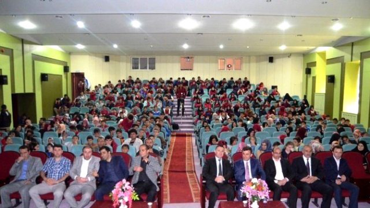 Aziziye\'de Yunus Emre Tiyatro Gösterisi