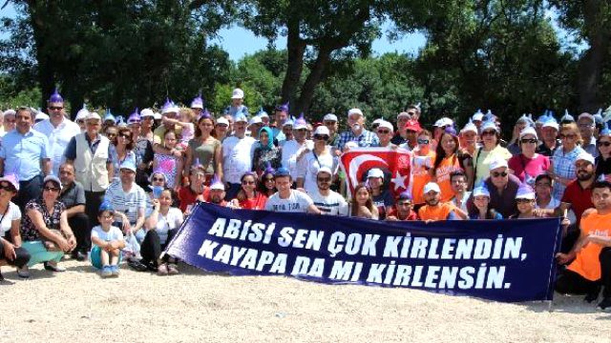 Başlarına Huni Geçirerek Kurulacak Çöplüğü Protesto Ettiler