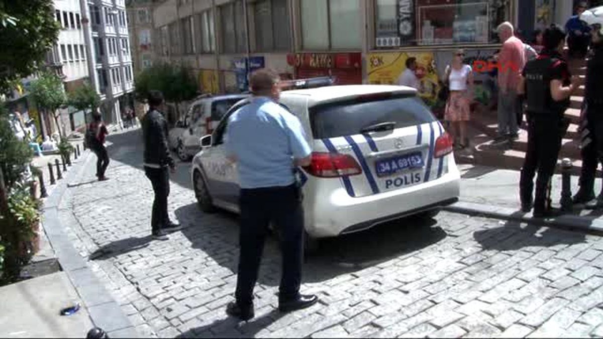 Beyoğlu\'nda Şüpheli Çanta Alarmı....
