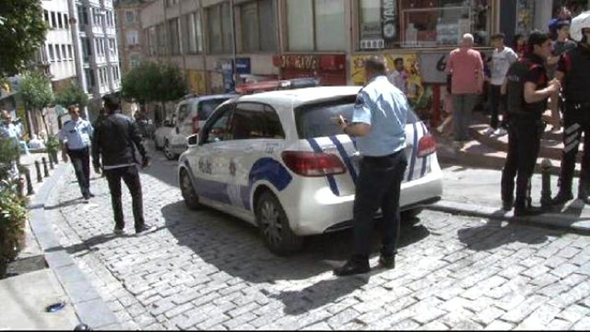 Beyoğlu\'nda Duvar Kenarına Bırakılan Şüpheli Çanta Fünyeyle Patlatıldı