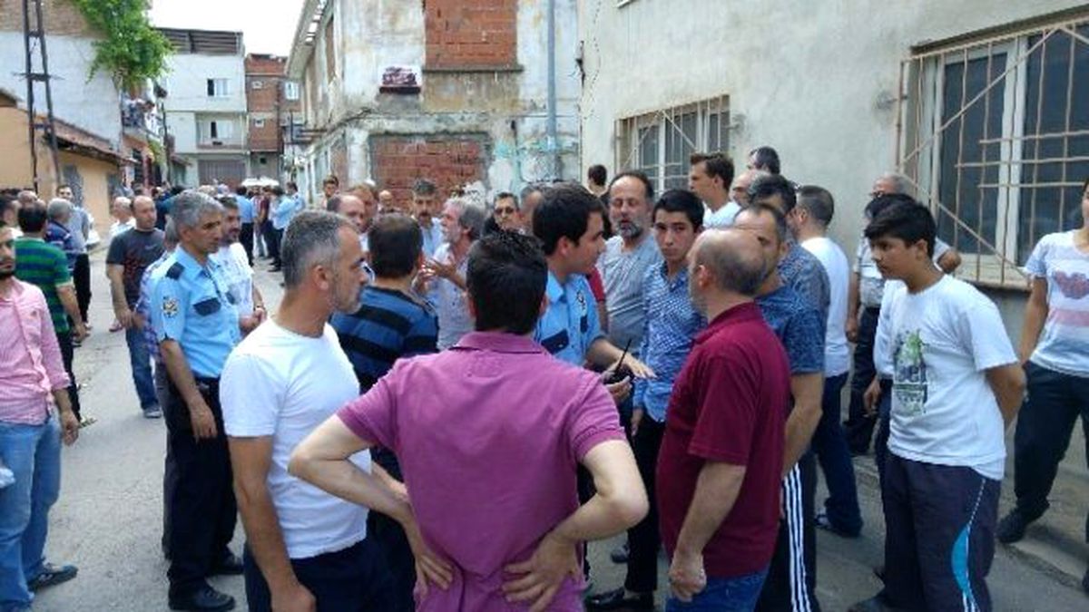 Bursa\'da "Yan Bakma" Kavgası: 3 Yaralı