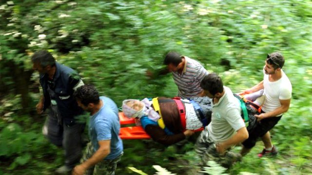 El Frenini Çekmeyi Unuttuğu Araç Dereye Uçtu: 2 Yaralı
