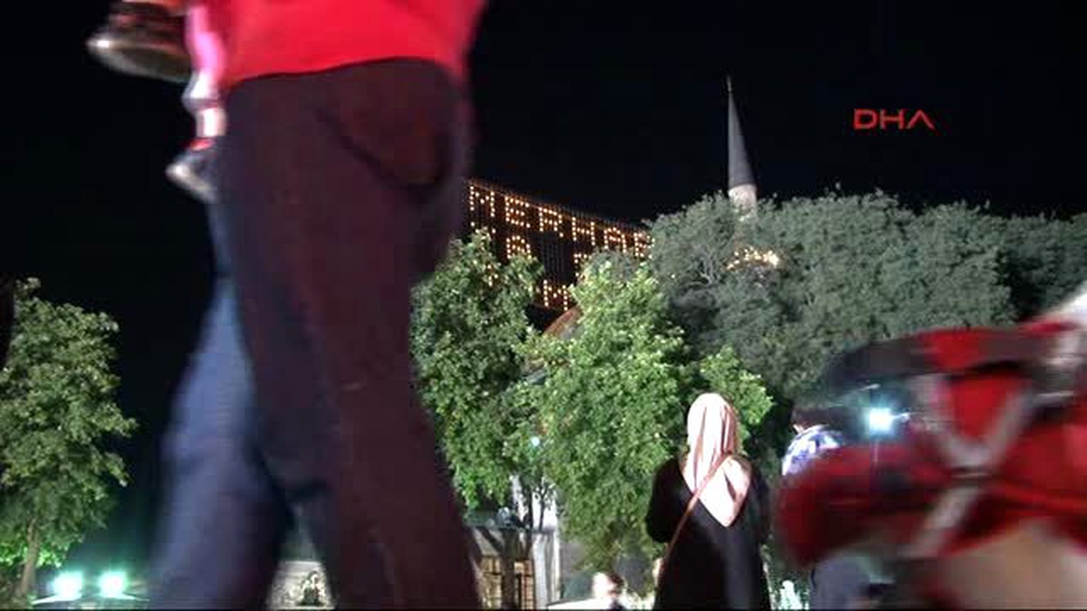 Eyüp Sultan Camii\'nde İlk Teravih Namazı...