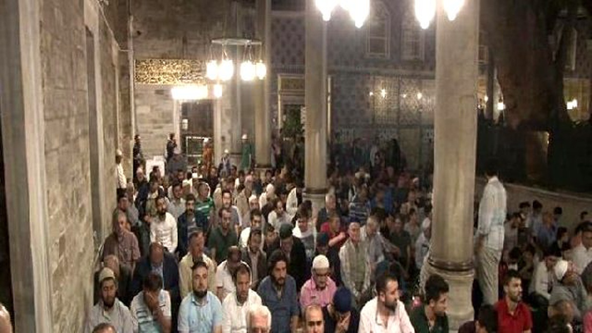Eyüp Sultan Camii\'nde İlk Teravih Namazı...