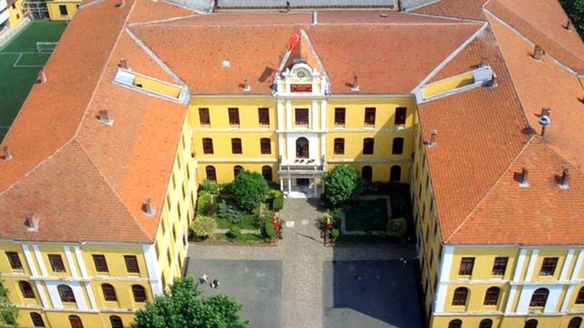 Galatasaray Lisesi'nde Dağıtılan Broşür Olay Yarattı