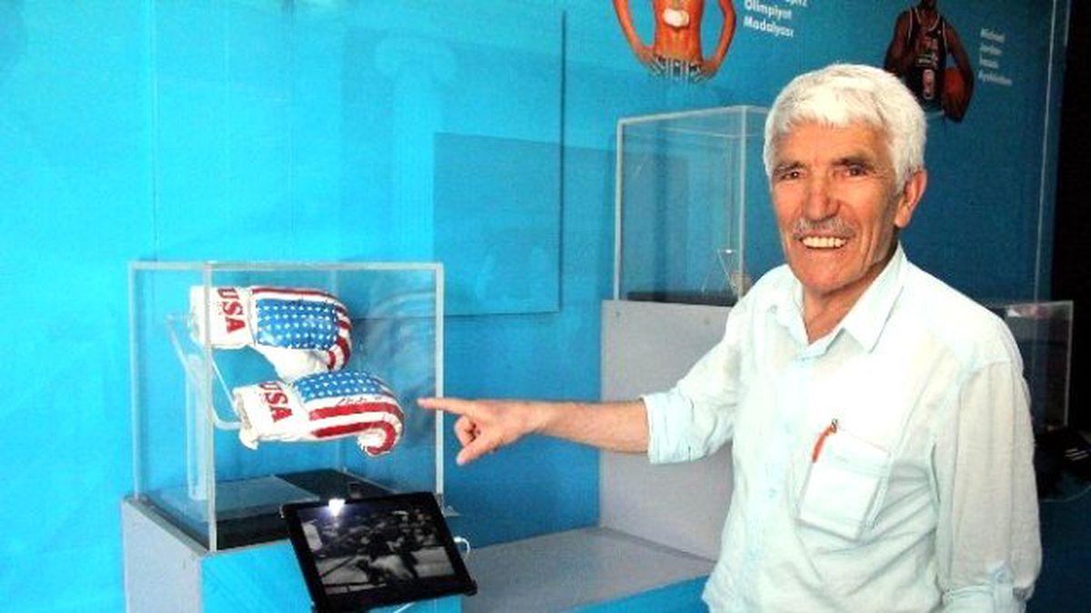 Gaziantep\'te Muhammed Ali\'nin Eldivenlerini Gören Vatandaşlar Duygulandı