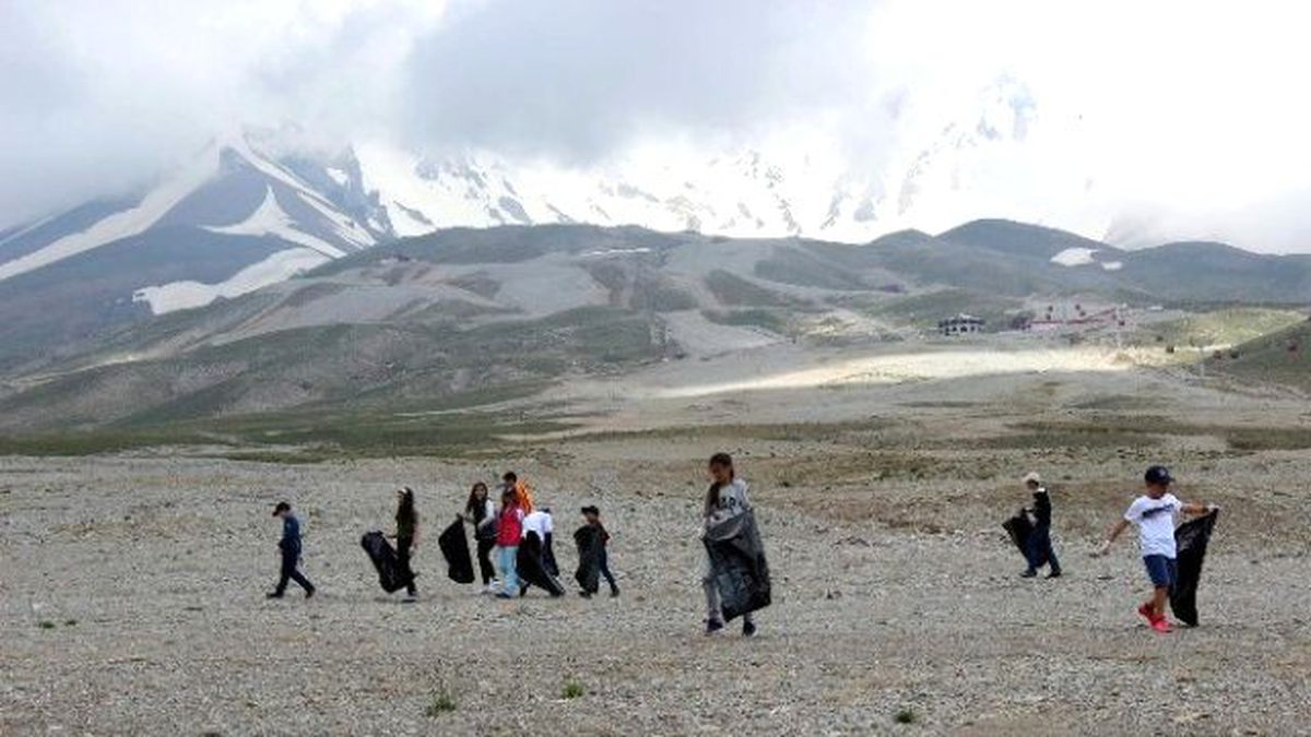 Genç Gönüllüler Erciyes\'i Temizledi