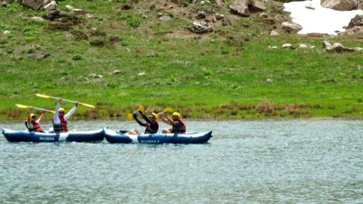 Hakkari'de 2 Bin 700 Rakımlı Gölde Kano Gösterisi