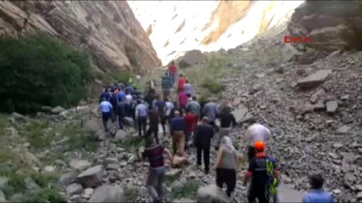 Hakkari Ot Toplamak İçin Çıktığı Kayalıklardan Düştü