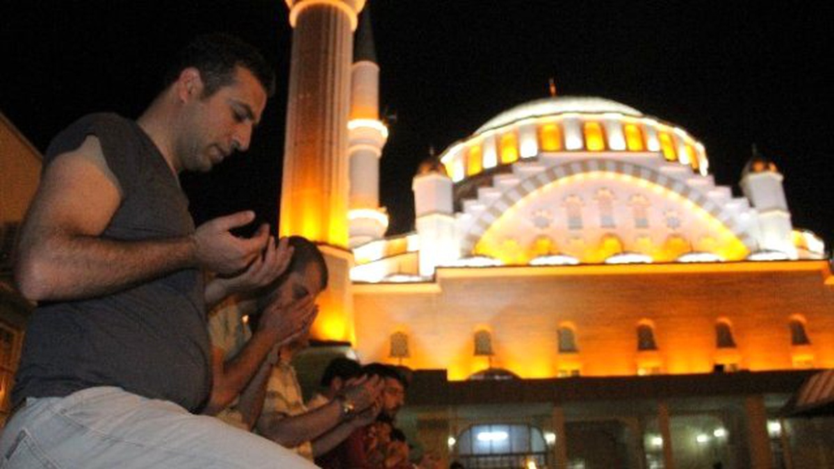 İlk Teravih Namazında Camiler Doldu Taştı