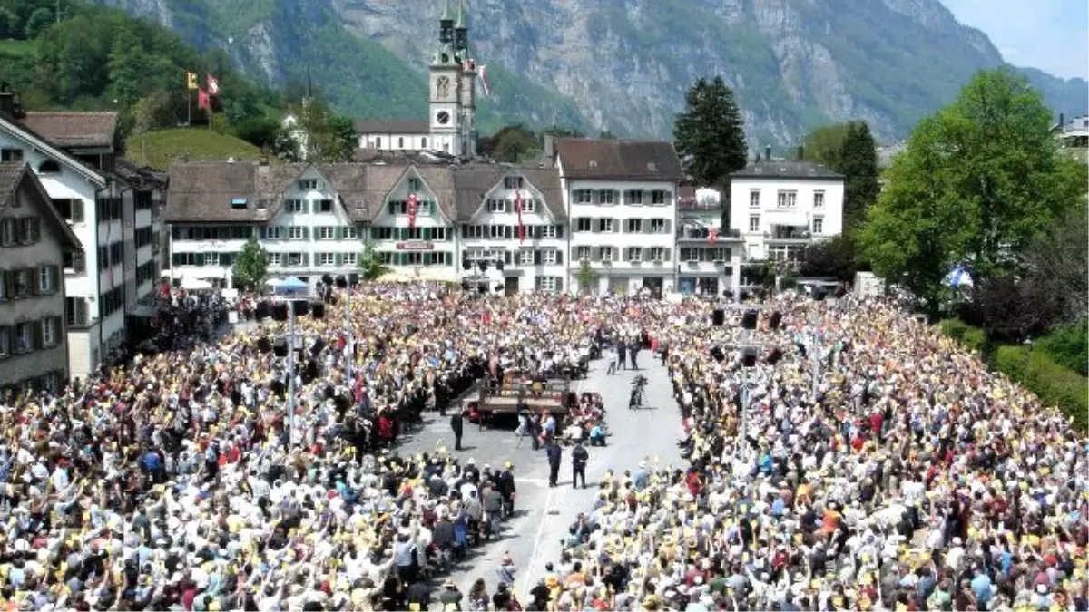 İsviçre\'deki Herkese Maaş Referandumu Reddedildi