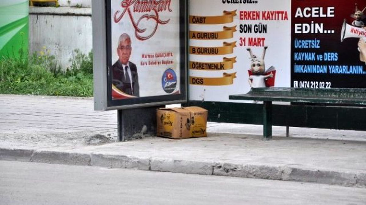 Kars\'ta Durakta Unutulan Koli Paniğe Neden Oldu