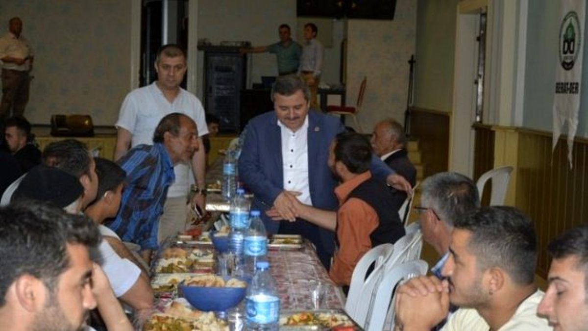 Kültür Sarayında İftar Sofrası Kuruluyor
