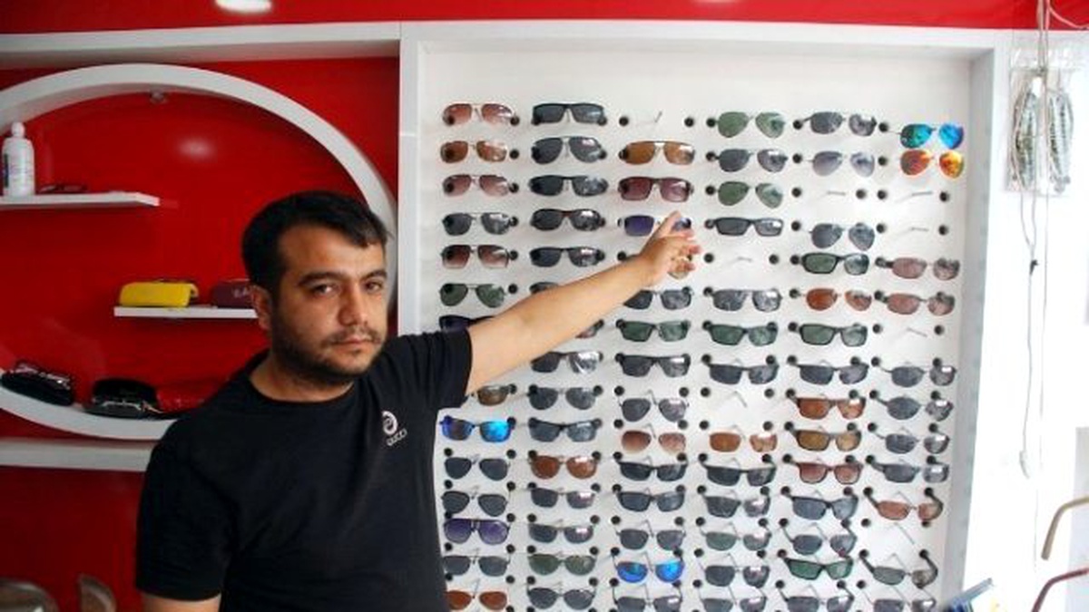 Mağazadan 35 Adet Güneş Gözlüğünü Çaldılar