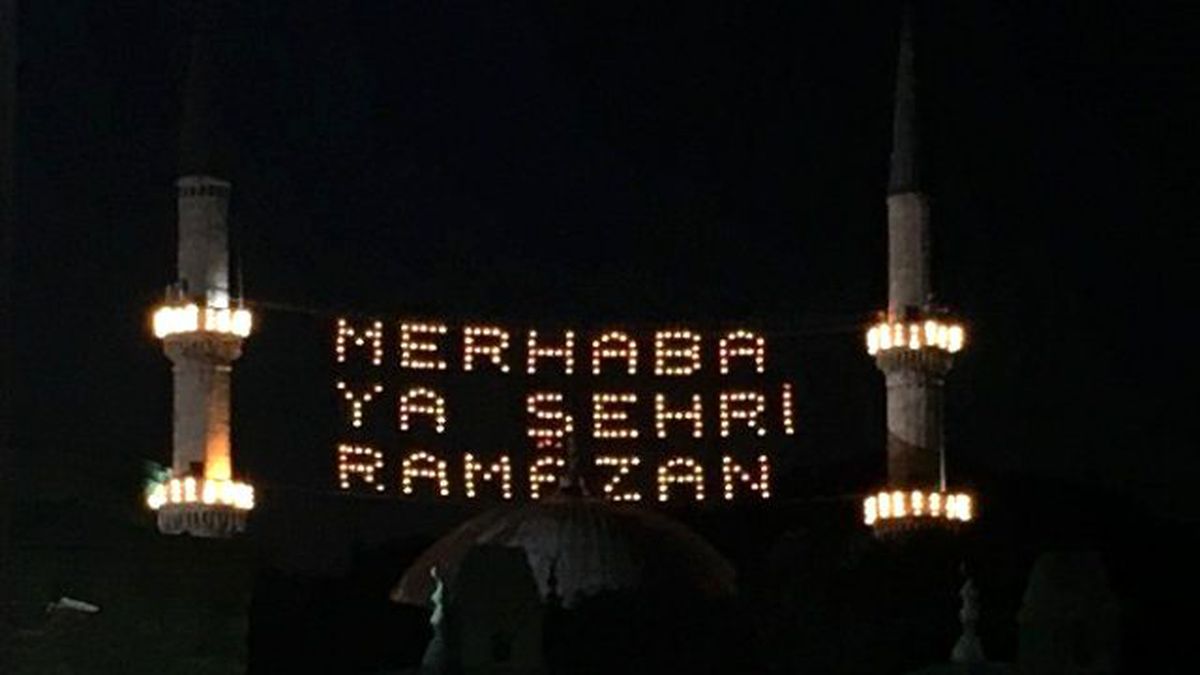 Mahyalar İstanbul\'u Aydınlattı