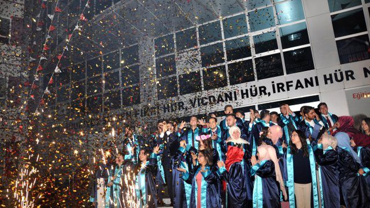 Özel Sıddık Tekin Lise Eğitim Kurumlarında Mezuniyet Sevinci