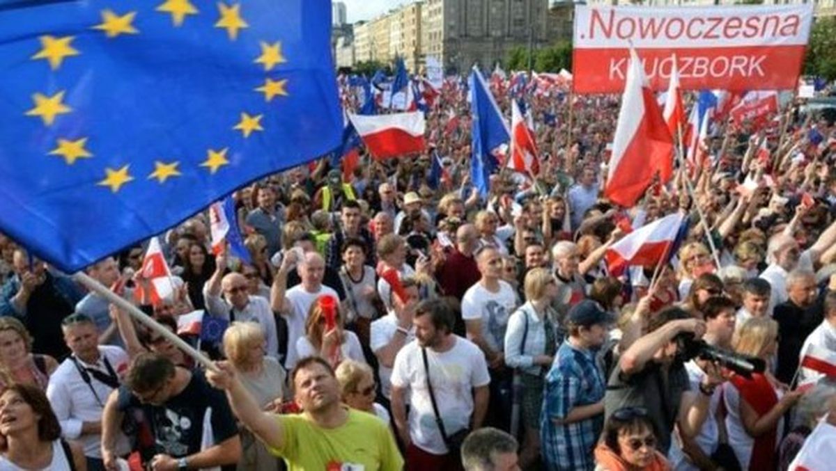 Polonya\'da Binlerce Kişi Hükümeti Protesto Etti