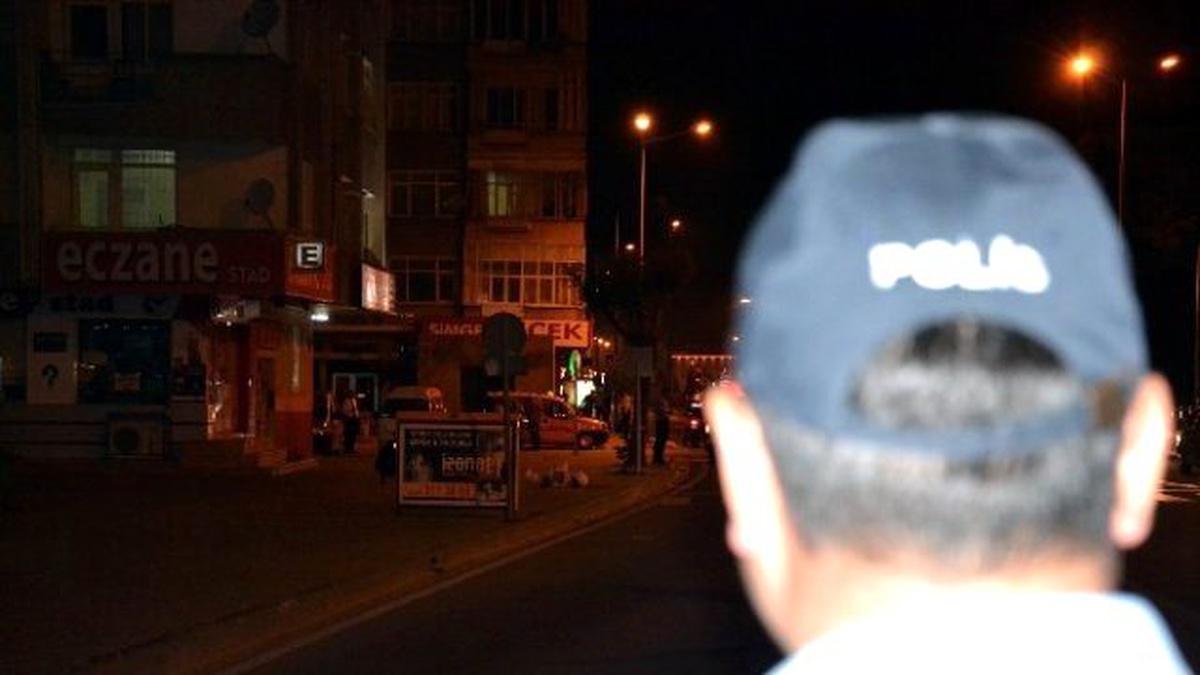 Reklam Panosuna Asılan Çanta Paniğe Neden Oldu