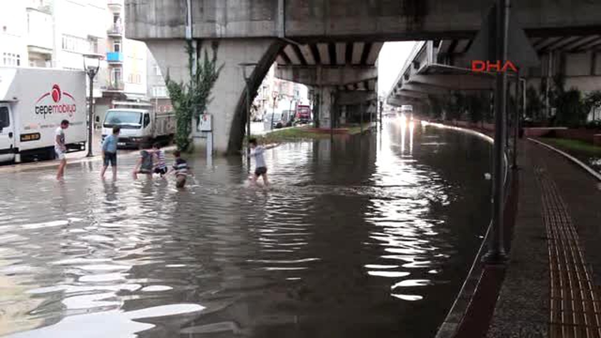 Samsun - Yağmur Suyu Nedeniyle Kapanan Ana Yolda Suyla Oynadılar