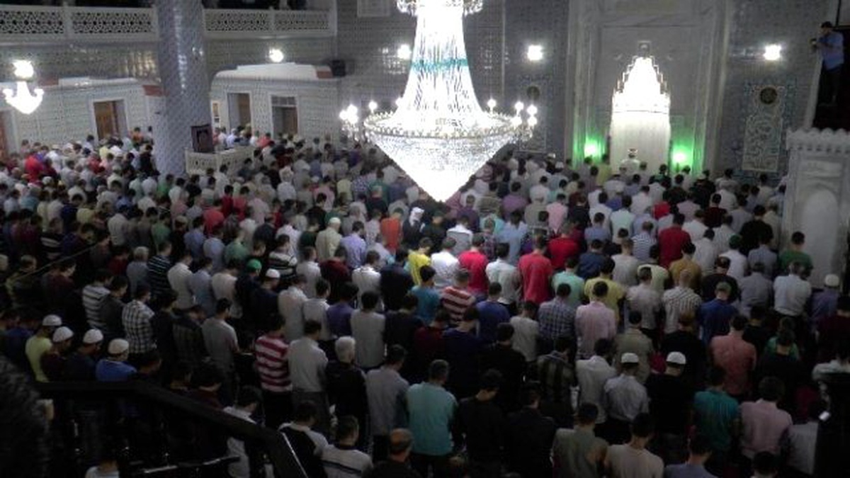 Şanlıurfalılar Ramazan\'ı Balıklıgöl\'de Karşıladı