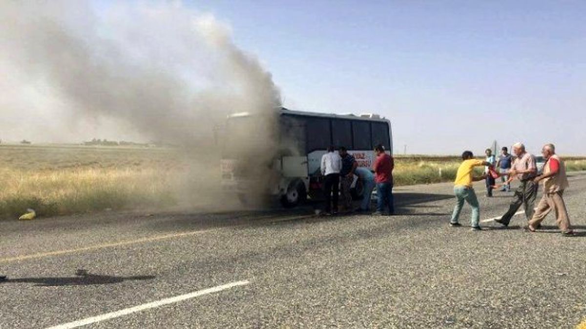 Seyir Halindeki Midibüs Alev Aldı