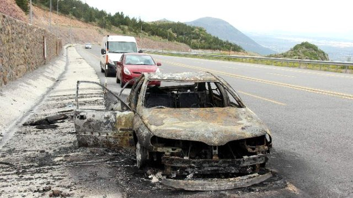 Seyir Halindeki Otomobil Yanarak Kül Oldu