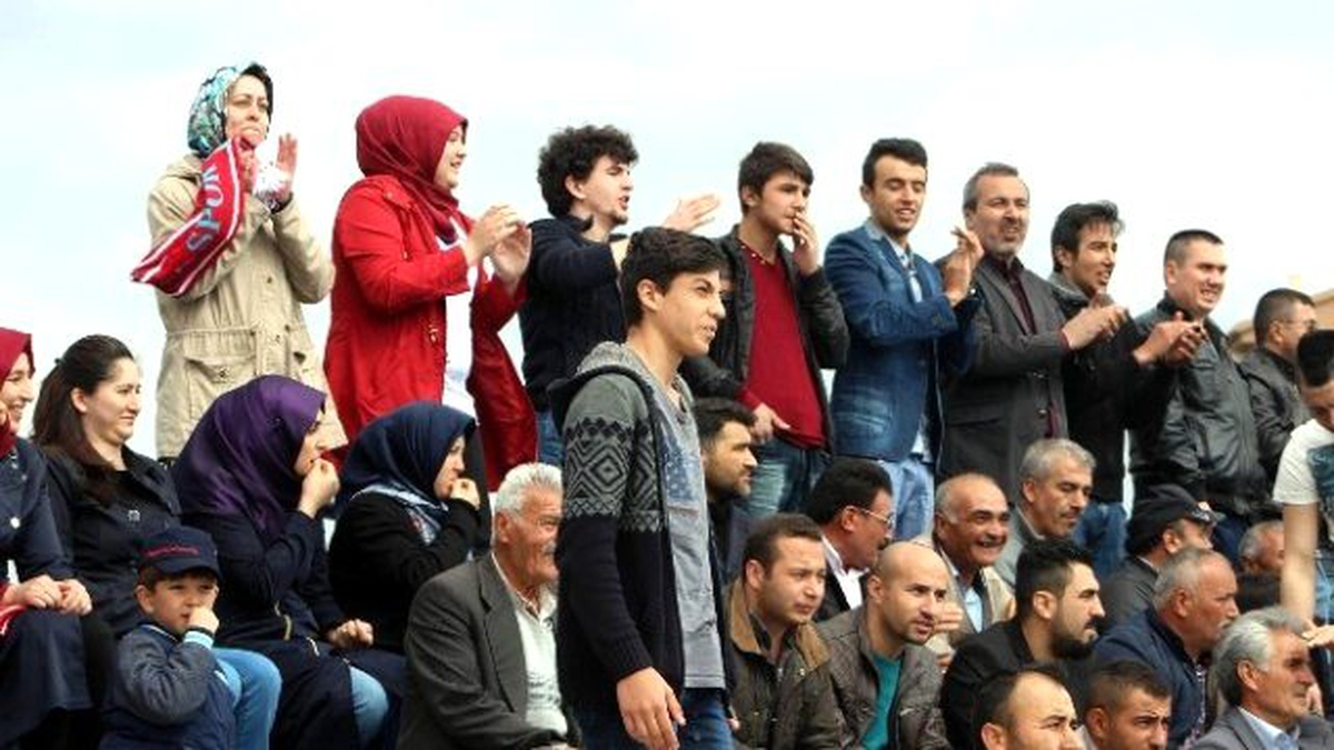 Taraftarın 12. Adam Olmasının En Güzel Örneği Akkışla Spor\'da Görüldü