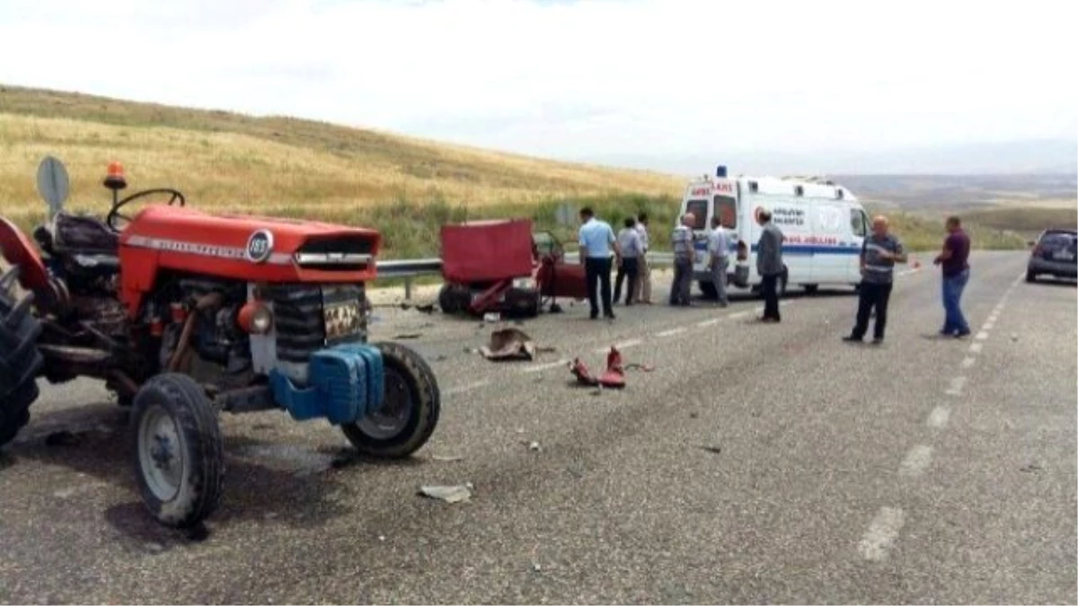 Traktör ile Otomobil Çarpıştı: 1 Ölü, 4 Yaralı