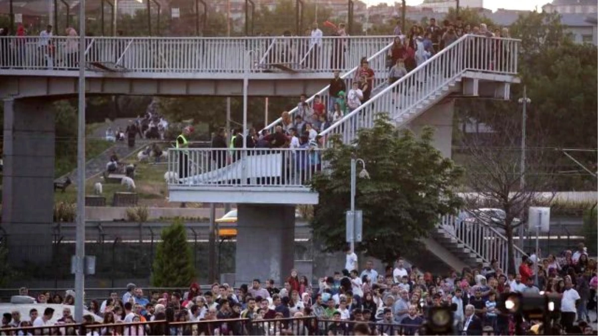 Ünlü Şarkıcı Murat Boz\'un Konserinde Hayranları Metrobüs Duraklarına Çıktı