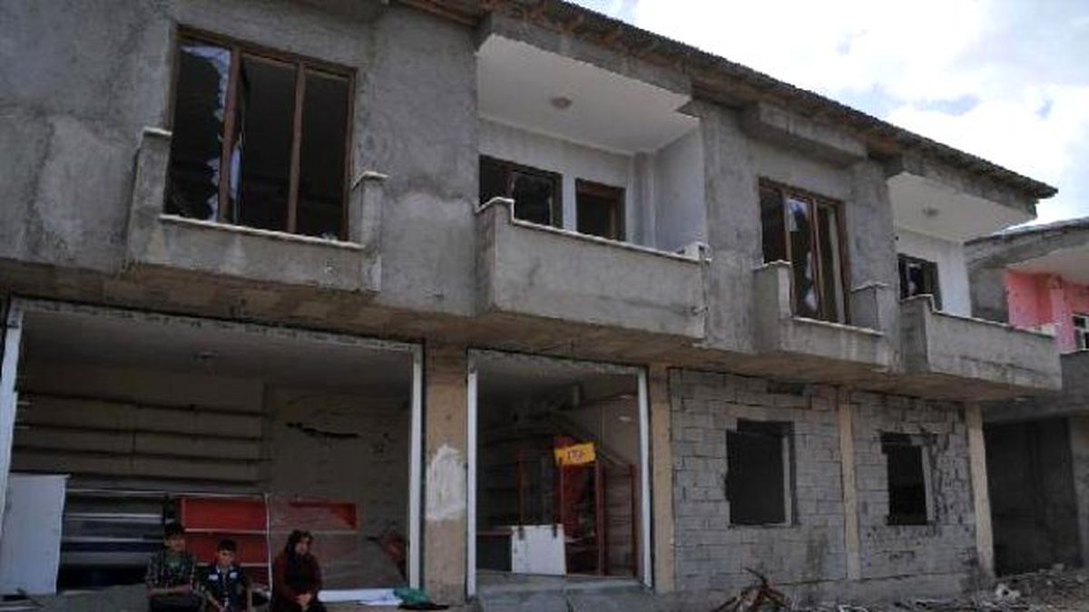 Yüksekova\'da Evleri Yakılıp Yıkılanlar Perişan Durumda