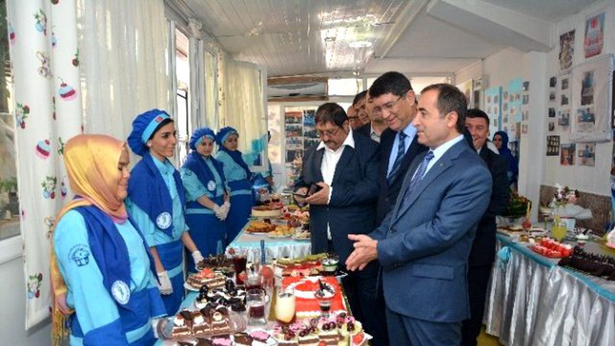 Antalya\'da Çiçekler Solmasın Projesi Devam Ediyor