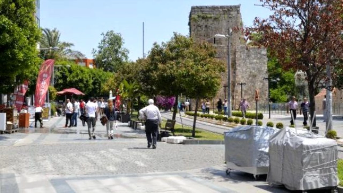 Antalya\'da Sanat Sokağı Kapatıldı