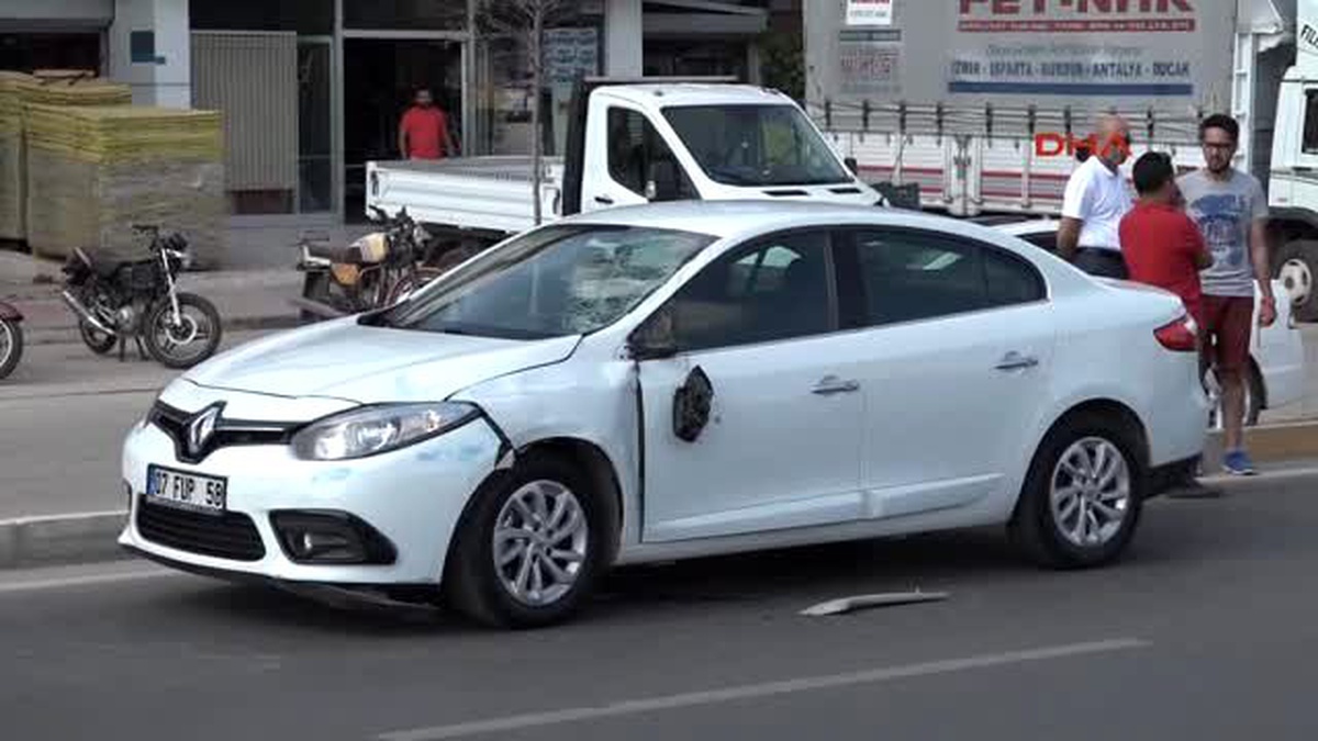 Antalya Yola Koşunca Otomobil Altında Can Verdi