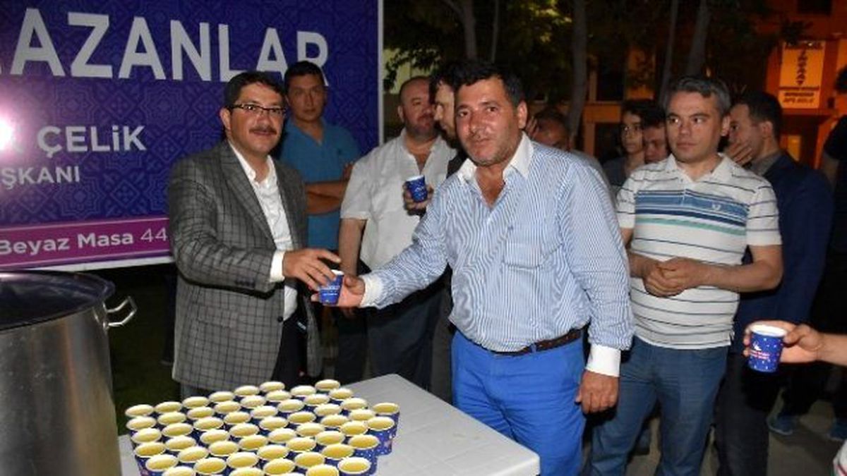 Başkan Çelik\'ten Teravih Sonrası Limonata İkramı