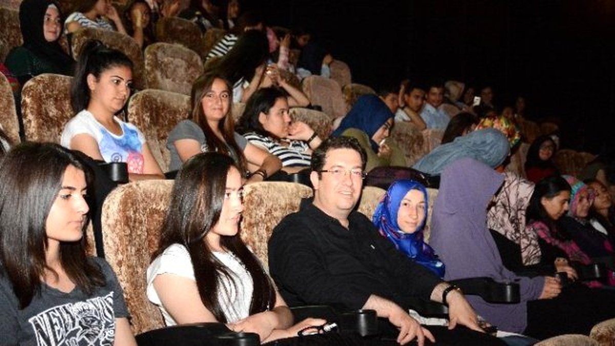 Başkan Yazgı, Öğrencilerle Film İzledi