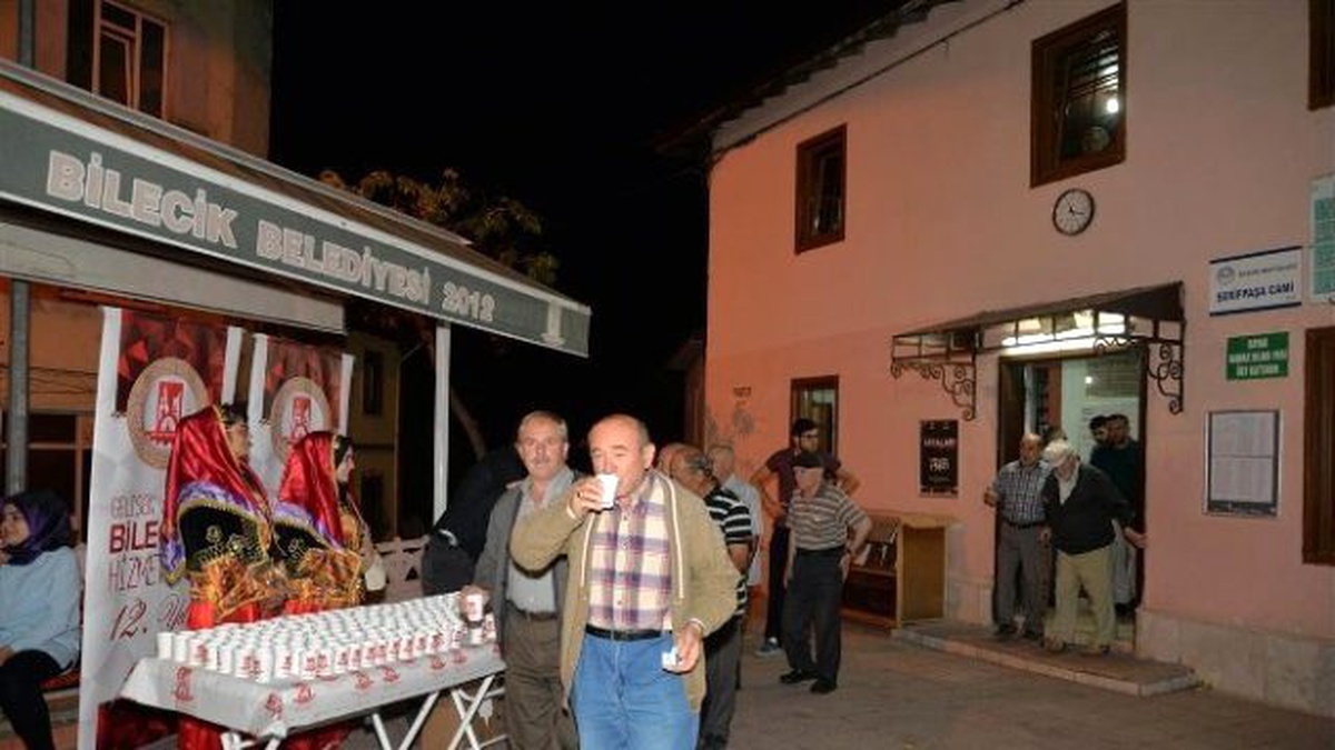 Bilecik\'te İlk Teravih Namazı Sonrası Osmanlı Şerbeti ve Lokum İkramı