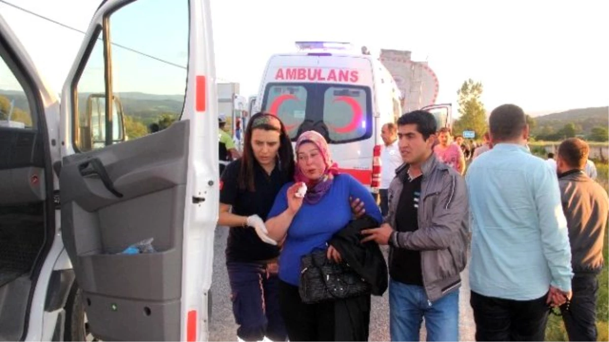 Bolu\'da İki Servis Midibüsü Kaza Yaptı: 30 Yaralı
