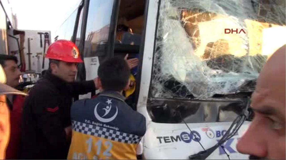 Bolu\'da İşçi Servisleri Çarpıştı: 30 Yaralı