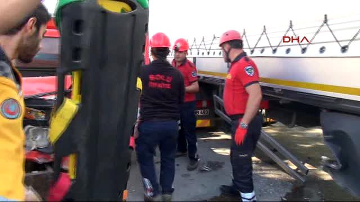 Bolu Tır\'a Çarpan Kamyonetin Sürücüsü Araçta Sıkıştı
