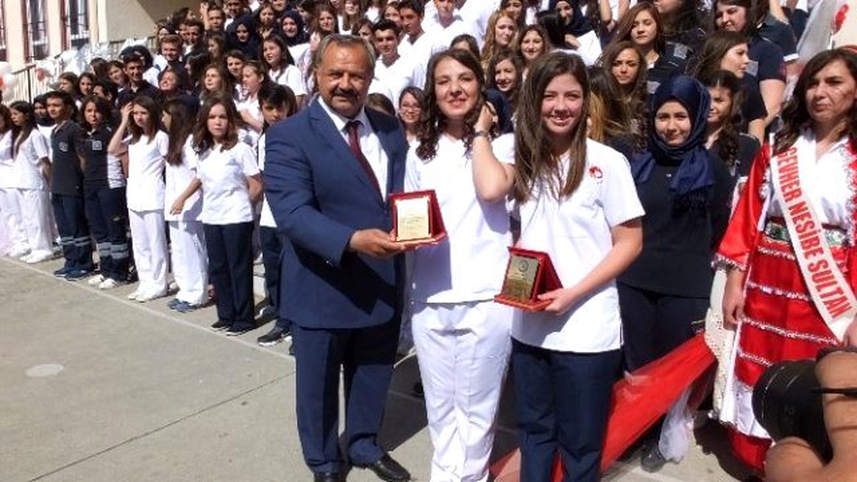 Burhaniye\'de Sağlıkçıların Mezuniyet Coşkusu
