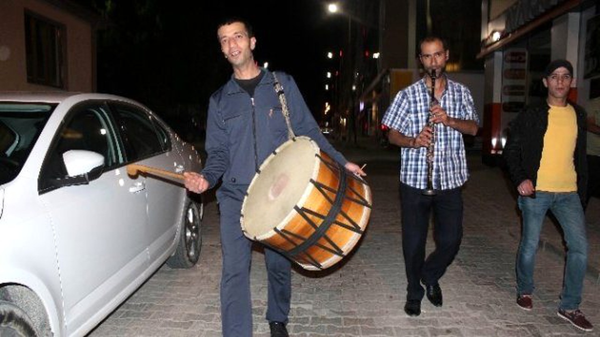 Davul ve Zurnayla Sahura Kalkanlar, Para Verip İstedikleri Parçayı Çaldırdı